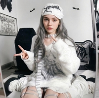Weißer flauschiger Skelett-Pullover – weicher, flauschiger Strickpullover mit Streifendetail, Gothic Oversized V-Neck Top, Y2K Winter Streetwear