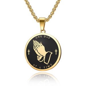 Collier en acier inoxydable avec pendentif mains en prière « Un jour à la fois », bijoux hip-hop unisexe, cadeau, chaîne à breloque ronde - Product Image 5
