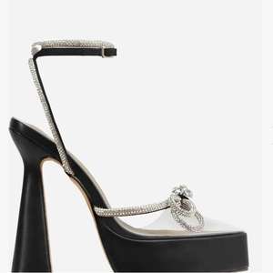 Diamond Bow Perspex Correa Punta estrecha Plataforma Flared Block Heel Faux Charol Sandalias para mujeres y señoras - Product Image 4