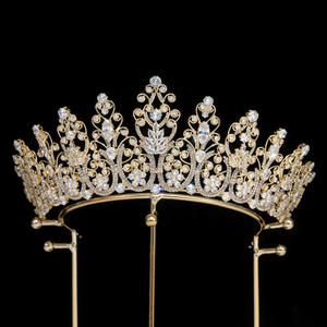 Luxe vergulde bruidstiara met zirkonia, haaraccessoires voor bruiloft, verjaardag, gala, bal & jubileum - Product Image 3