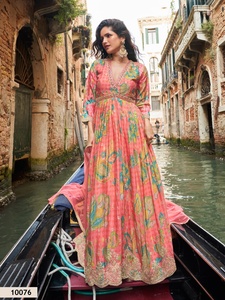 Tissu de robe Salwar Kameez pour femmes en coton de soie pure, imprimé numérique Jorjet et broderie, travail de diamant Sikorski - Product Image 3