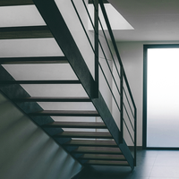 Escalier droit moderne en acier au carbone avec marches en bois massif et garde-corps en verre pour villa intérieure