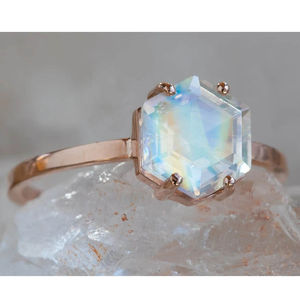 Anillo de Plata de Ley 925 con Piedra Lunar Arcoíris de Corte Hexagonal, Estilo Clásico, para Bodas, Fiestas o Aniversarios - Product Image 4