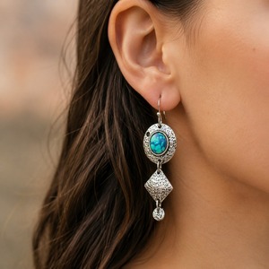 Orecchini pendenti asimmetrici con texture vintage blu-verde per donna - Product Image 2