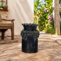 Vase à fleurs en céramique sculpturale bleu marine avec décoration florale en relief et bordure en pétales pour table console et décoration intérieure