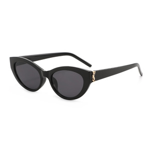 Gafas de lectura para mujer con clip magnético y diseño para colgar del cuello - Product Image 1