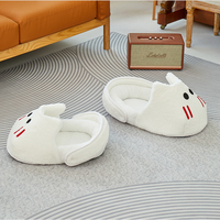 Lit pour animaux de compagnie en peluche en forme de pantoufle confortable et doux, tendance et mignon, vente chaude d'hiver moderne, accessoire pour chat pour un sommeil profond