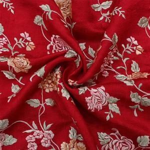 Tissu brodé et imprimé de haute qualité pour robes, tuniques, vêtements ethniques et décontractés pour femmes, disponible à la vente - Product Image 4