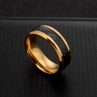 Bague en acier inoxydable de 8mm Bague en fibre de carbone noire Bague de mode pour hommes