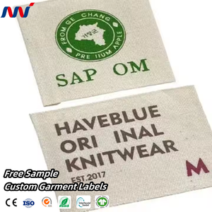 Sang Trọng Thân Thiện Với Môi Giấy Dập Nổi Treo Thẻ Có Thể Tái Chế Biểu Tượng Tùy Chỉnh Mã QR Quần Áo May Thương Hiệu Nhãn Đặt Hàng Số Lượng Lớn Giảm Giá - Product Image 1