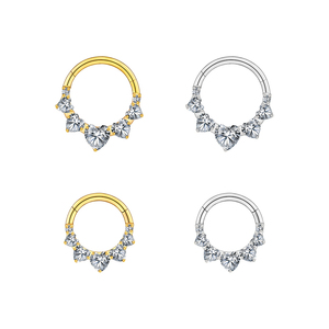 Piercing a Cerchio Segmentato Clicker con Cerniera a Cuore in Titanio ASTM F136 da 16G con Zirconi Cubici di Right Grand per Daith, Setto e Naso - Product Image 1