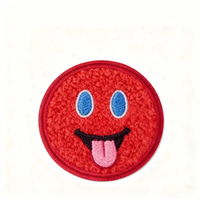 Usine de gros visage souriant émoticône clin d'oeil avec langue brodée fer sur patch
