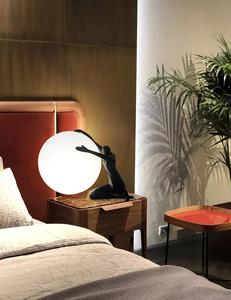 Bắc Âu ngồi hình người điêu khắc nhựa đèn bàn cuộc sống hiện đại giữ bóng đèn bàn sợi thủy tinh Đèn đọc sách cạnh giường ngủ - Product Image 5