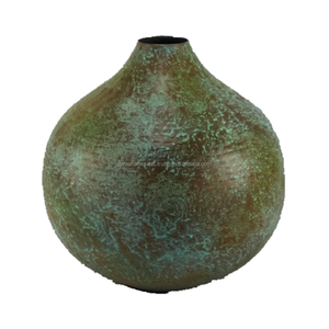 Jarrón de Flores de Hierro de Estilo Zen Asiático de Lujo y Alta Calidad, Martillado a Mano, Hecho a Mano, para Decoración del Día de los Inocentes, Uttar Pradesh - Product Image 1