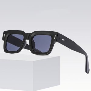 Gafas de Sol Cuadradas con Logotipo Personalizado, Remaches de Moda, Estilo Punk, Lentes Transparentes Color Océano, Protección UV400 para Hombre y Mujer - Product Image 4