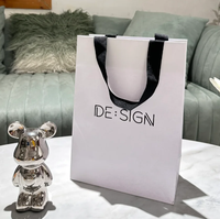 Vente en gros Sac en papier de luxe imprimé personnalisé pour vêtements et bijoux avec papier d'art avec logo de marque et poignée promotionnelle