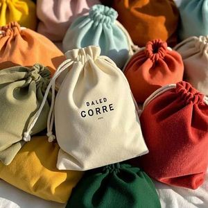 Bolsas de Regalo de Terciopelo Personalizadas en Color Negro, Bolsas de Embalaje Reciclables para Joyería, Pelucas y Productos de Belleza - Product Image 6
