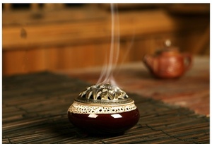 Bruciatore di incenso in ceramica a riflusso portatile con decorazione con coperchio in rame affumicato - Product Image 5