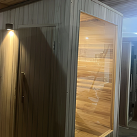Sauna extérieur moderne en cèdre rouge pour 4 personnes, construction solide, toit incliné, façade en verre sans joint, sauna à vapeur, usage commercial