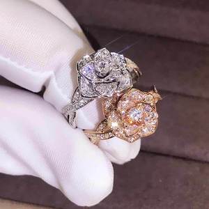 Anello da Donna con Fiore a Rosa, Zirconi Scintillanti, in Lega di Rame, Regolabile, Elegante Stile Nuziale - Product Image 1