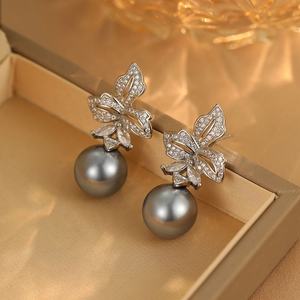 Pendientes de Botón Modernos y Elegantes para Mujer, Diseño Personalizado, Color Gris Cáñamo, Flor, Circonita, Perla, Accesorios para las Orejas - Product Image 1