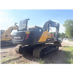 Excavadora de cadenas hidráulica usada Volvo EC 240 de 24 toneladas, de tamaño mediano, con motor original de alta eficiencia para trabajos de excavación. - Product Image 2