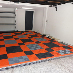 Dalles de <span class=keywords><strong>sol</strong></span> de garage, design en damier <span class=keywords><strong>noir</strong></span> <span class=keywords><strong>et</strong></span> <span class=keywords><strong>blanc</strong></span>, tapis de <span class=keywords><strong>sol</strong></span> pour lavage de voiture, dalles en plastique à emboîtement, atelier de détail automobile - Product Image 2