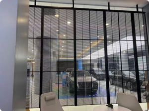 Écran LED transparent couleur argent, montage mural, installation fixe en intérieur, écran Full HD - Product Image 2