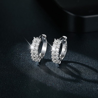 Boucles d'oreilles créoles en argent sterling 925 à double rangée de moissanite pour femme, boucles d'oreilles huggie en moissanite à griffes partagées style éternité