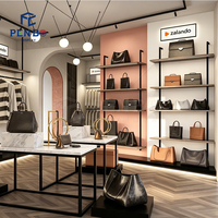 Conception de vitrine pour magasin de vêtements haut de gamme, décoration, design de vente au détail, aménagement intérieur de boutique de vêtements, comptoir en bois pour boutique de vêtements