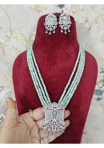 Conjunto de Collar de Cuentas Multicolor de Primera Calidad con Colgante Central de Circonia Cúbica y Pendientes a Juego, Joyería Elegante y Moderna - Product Image 6