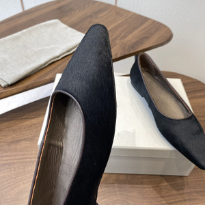 Zapatos de Tacón Bajo con Punta en Pico, Diseñados Exquisitamente, de Pelo de Caballo Genuino Negro, para Mujer: Un Toque de Lujo para Primavera y Otoño - Product Image 4