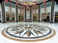 Hall d'entrée intérieur médaillon jet d'eau tapis pierre coupe marbre sol incrustation sol médaillons de marbre et motifs jet d'eau