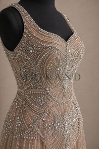 Robe de cocktail en georgette de créateur avec broderie à la main et embellissements de perles de luxe, tenue de soirée longue - Product Image 3