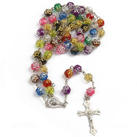 Chapelet de perles en plastique à motifs de roses colorées avec chaîne de ton argent Médaille de crucifix religieux Bijoux de dévotion catholique