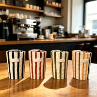 Vente en gros de tasses à café en céramique à rayures noires et blanches faites à la main avec logo personnalisé, tasse à expresso vernie, directement de l'usine