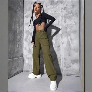 Pantalones de mujer informales holgados de cintura alta de fabricante OEM con bolsillos, pantalones cargo largos de paracaídas para mujer - Product Image 1