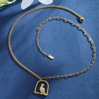 Vente en gros usine Collier et boucles d'oreilles clous rétro hypoallergéniques, motif cage à oiseaux torsadée, perle goutte d'eau, finition or brillant