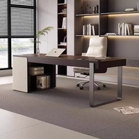 Bureau d'étude minimaliste italien, bureau à domicile, style moderne de luxe, couleur ébène, bois massif haut de gamme, ordinateur