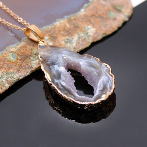 Agate naturelle Géode Pendentif Cristaux Pierres de Guérison Agate Rough Galvanoplastie Pendentif Collier DIY Bijoux Accessoires - Product Image 3
