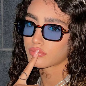 Lunettes de soleil carrées pour femmes, monture PC, verres AC, UV400, légères, style rétro, protection solaire classe 2 - Product Image 3