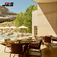Ensemble de meubles de restaurant d'extérieur modernes J2S résistants aux UV, canapé en corde et chaise, table en bois pour projets de terrasse