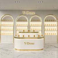 Meubles de présentation sur mesure pour boutique de cosmétiques : Étagères murales cintrées, comptoir rond cannelé pour parfumerie – Conception de magasin tout-en-un