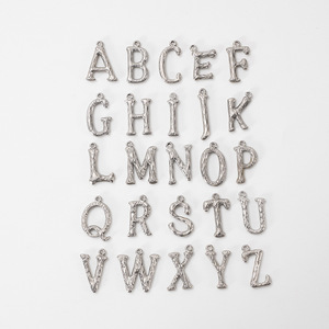 Conectores de letras de acero inoxidable Tongjin, colgantes plateados con el alfabeto de la A a la Z, accesorios de joyería para hacer collares y pulseras DIY. - Product Image 1
