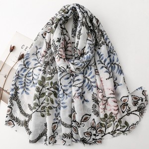 Écharpe longue à pois vintage de style français pour femme, douce et agréable pour la peau, en polyester, toutes saisons, châle décoratif, accessoire de transport quotidien - Product Image 5