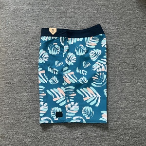 Shorts de bain pour hommes élégants en gros, personnalisables, à séchage rapide pour les vacances et les sports - Product Image 4