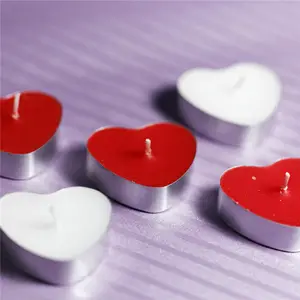 情人节红色心形蜡烛，带有定制的香味和心形玻璃架套装