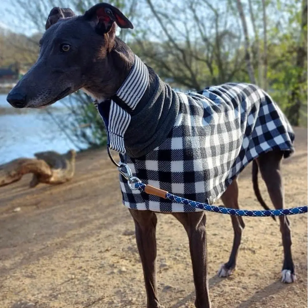 Qiqu Pet Levert Custom Nieuwe Designer Classic Checked Fleece Hond Winterjas Voor Grote Italiaanse Windhondenkleding Whippet Winddicht