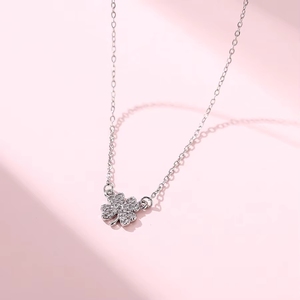 Collana con Ciondolo Quadrifoglio in Acciaio Inossidabile per Donna, Placcata in Rodio e Oro 18K, Trendy e Luminosa, Portafortuna per San Valentino - Product Image 4