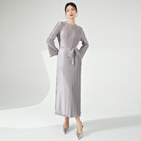 Vêtements pour femmes en gros – Nouvelle collection 2026 : Robe longue plissée de haute qualité pour femme, avec ceinture élastique extensible, style Miyake, élégance et tempérament.